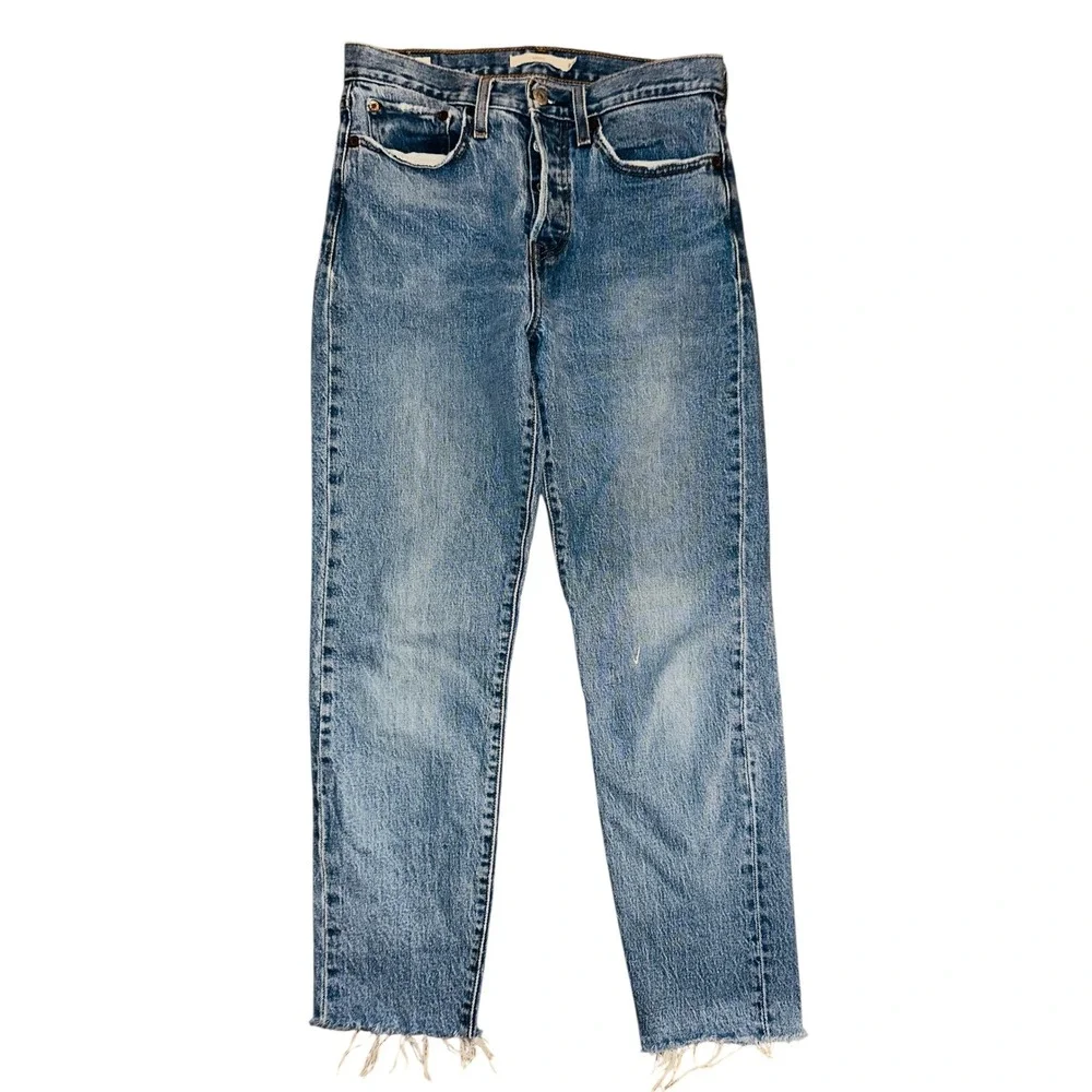 WB2 Levi's Premium Wedgie Fit Jeans Size 27 Light Wash Distressed Hem‎